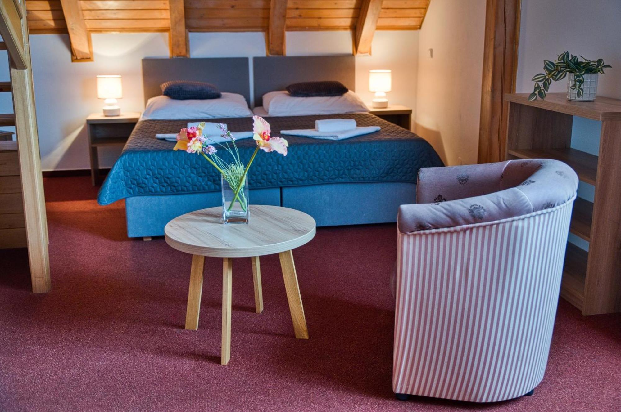 Hotel U Lipy Krusovice Esterno foto